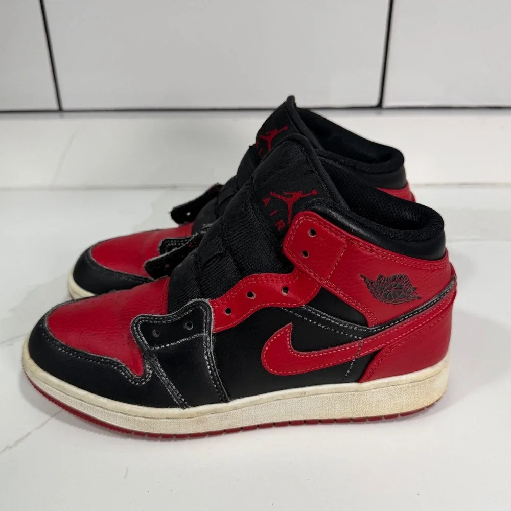 Nike Air Jordan 1 Mid GS Banned 2020 Black Red 554725-074 Youth Kids Size 4Y